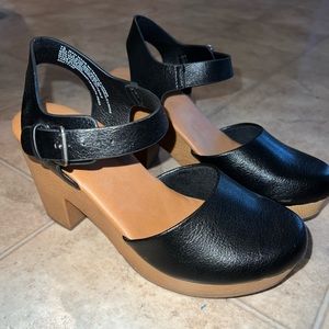 Women’s Universal Thread Wedged Shoes NWOT Size 7.5